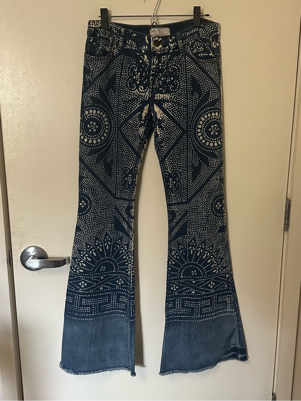 Free People Discharge Bali Flare Jeans Size 29 Printed Boho Festival Concert - Picture 3 of 10